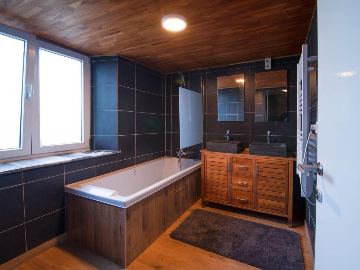 Very Spacious House With Sauna Spa And Countryside Views ゴウブー エクステリア 写真