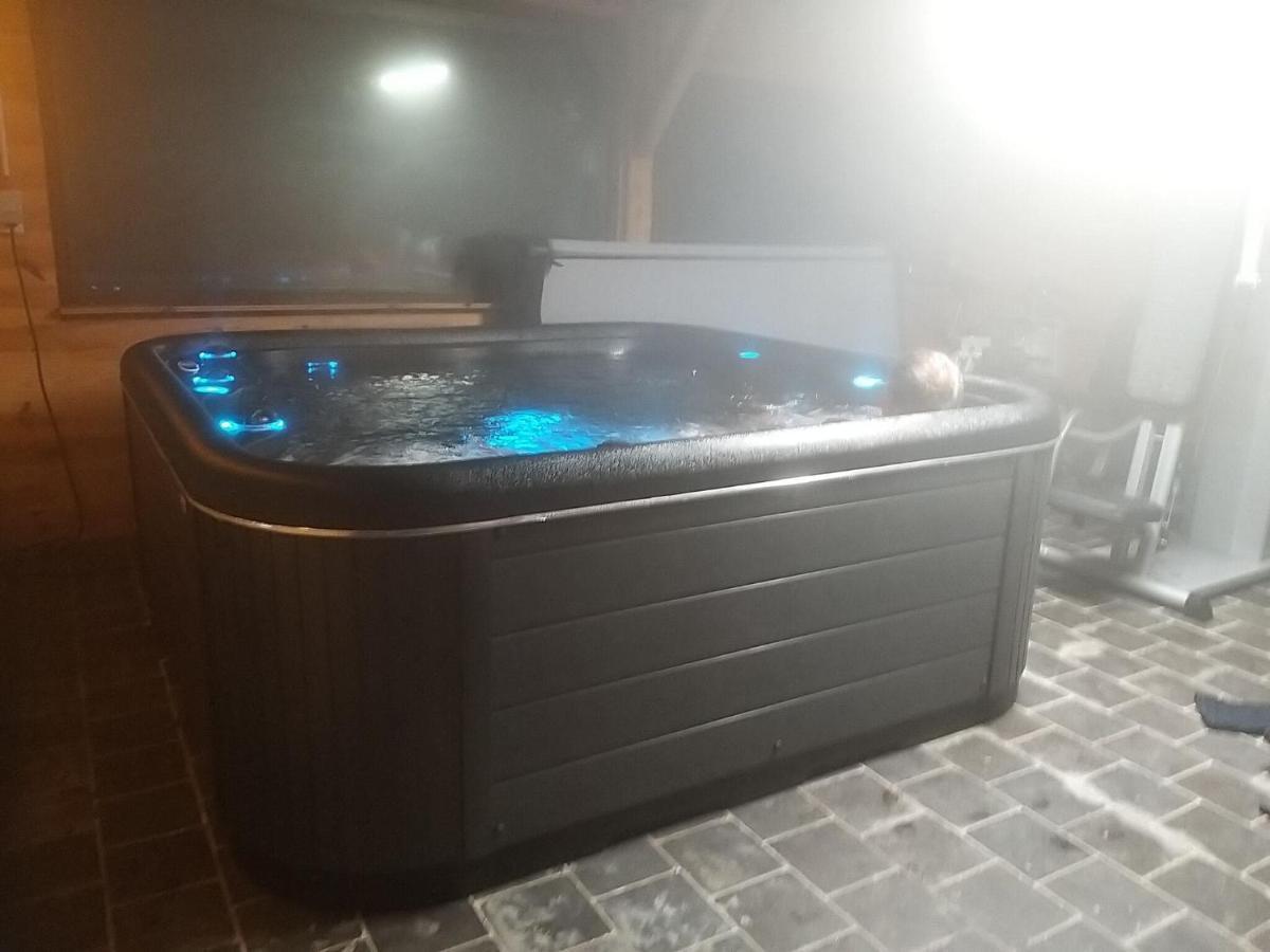 Very Spacious House With Sauna Spa And Countryside Views ゴウブー エクステリア 写真